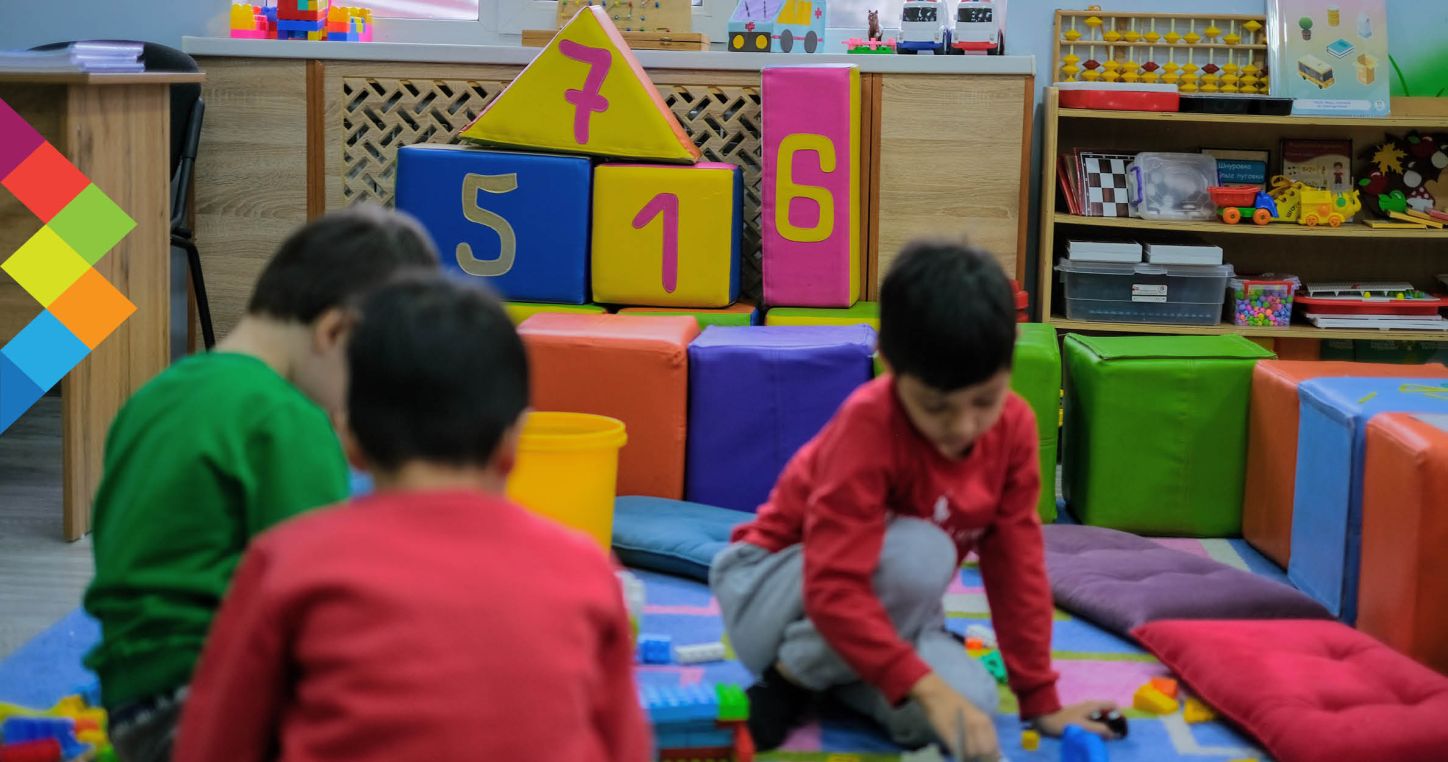 Enfants dans une école maternelle publique et gratuite à Tachkent, Ouzbékistan (c) 2022 Bede Sheppard / Human Rights Watch